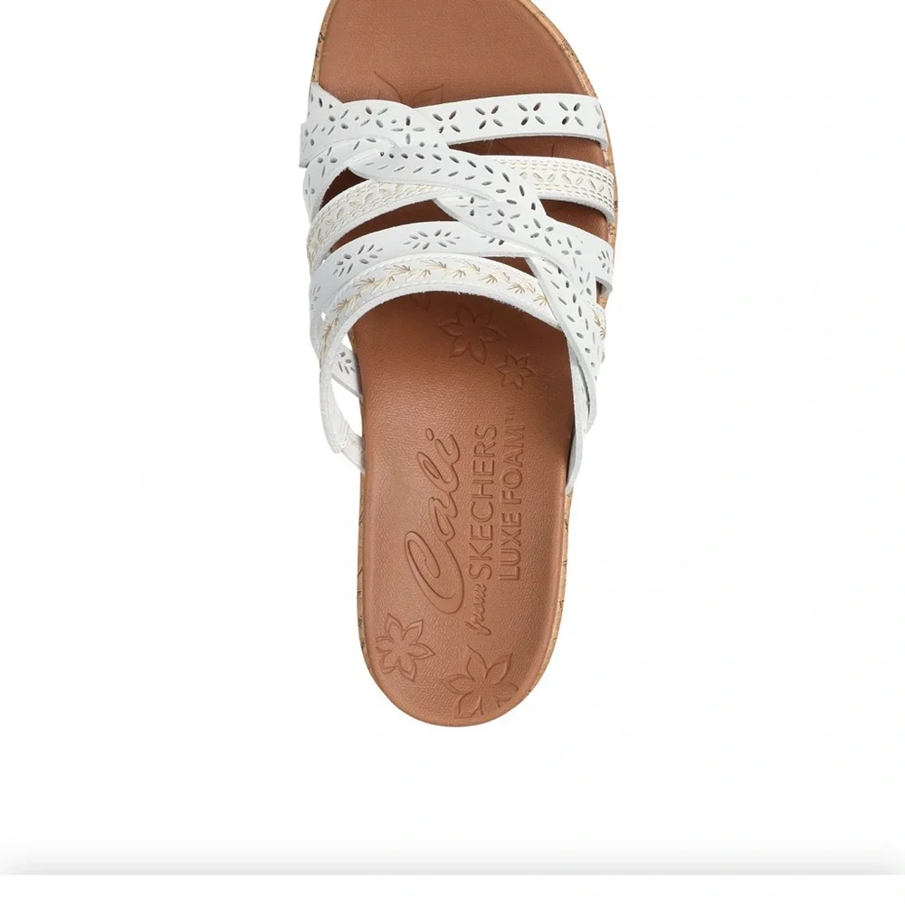Total comfort Skechers Women's White wedge Sandals - Picture 2 of 9